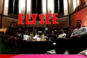 AC.E Alumni und Mitglieder sitzen an der Elysée-Bar in der digitalChurch